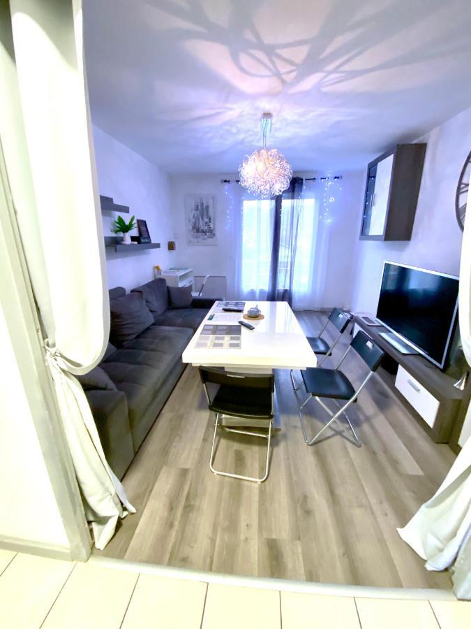 Le Cafe Charmant, Appartement Dans Immeuble Avec Parking Barriere, Balcon LʼArbresle Exteriör bild